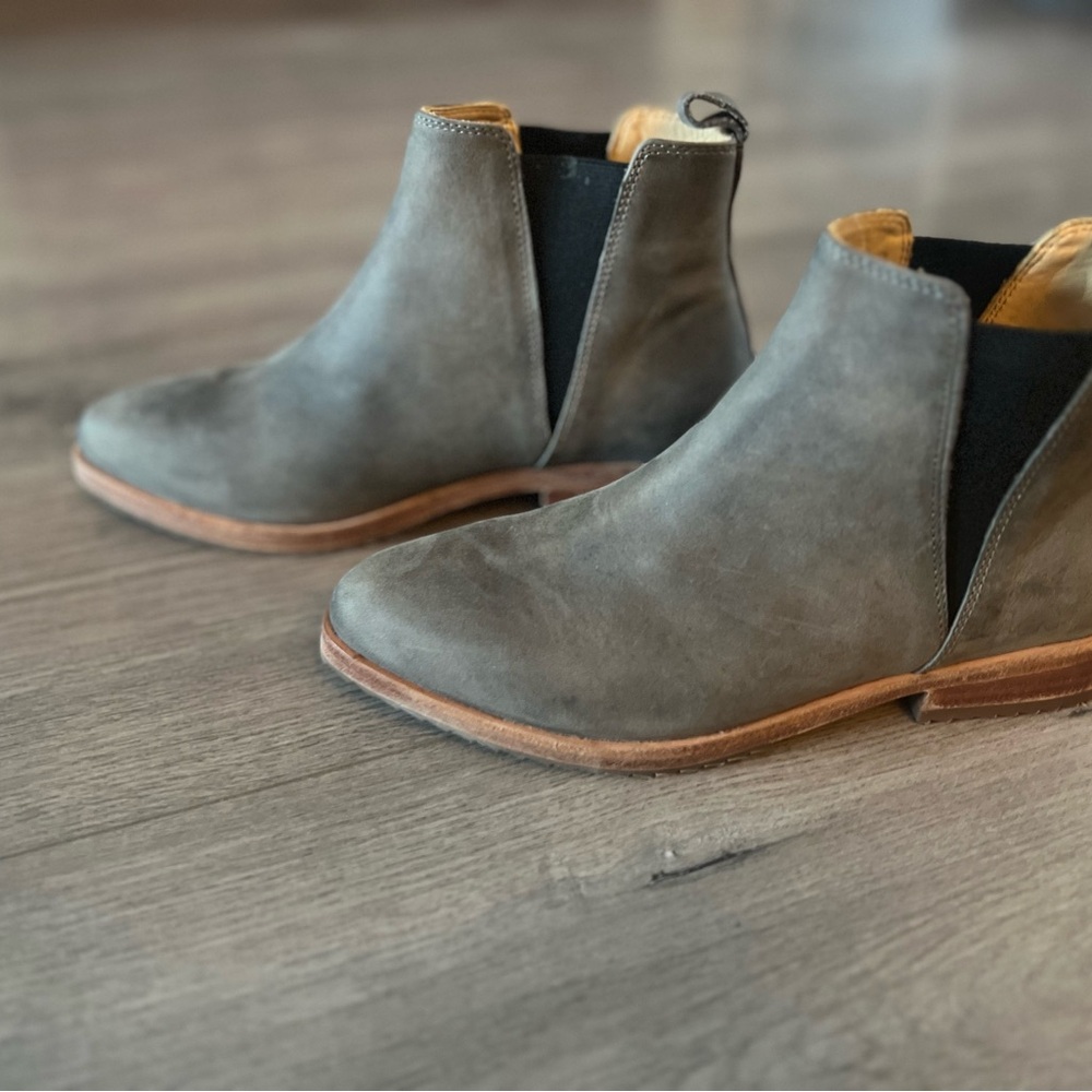 Nisolo Black and Tan Leather Interior